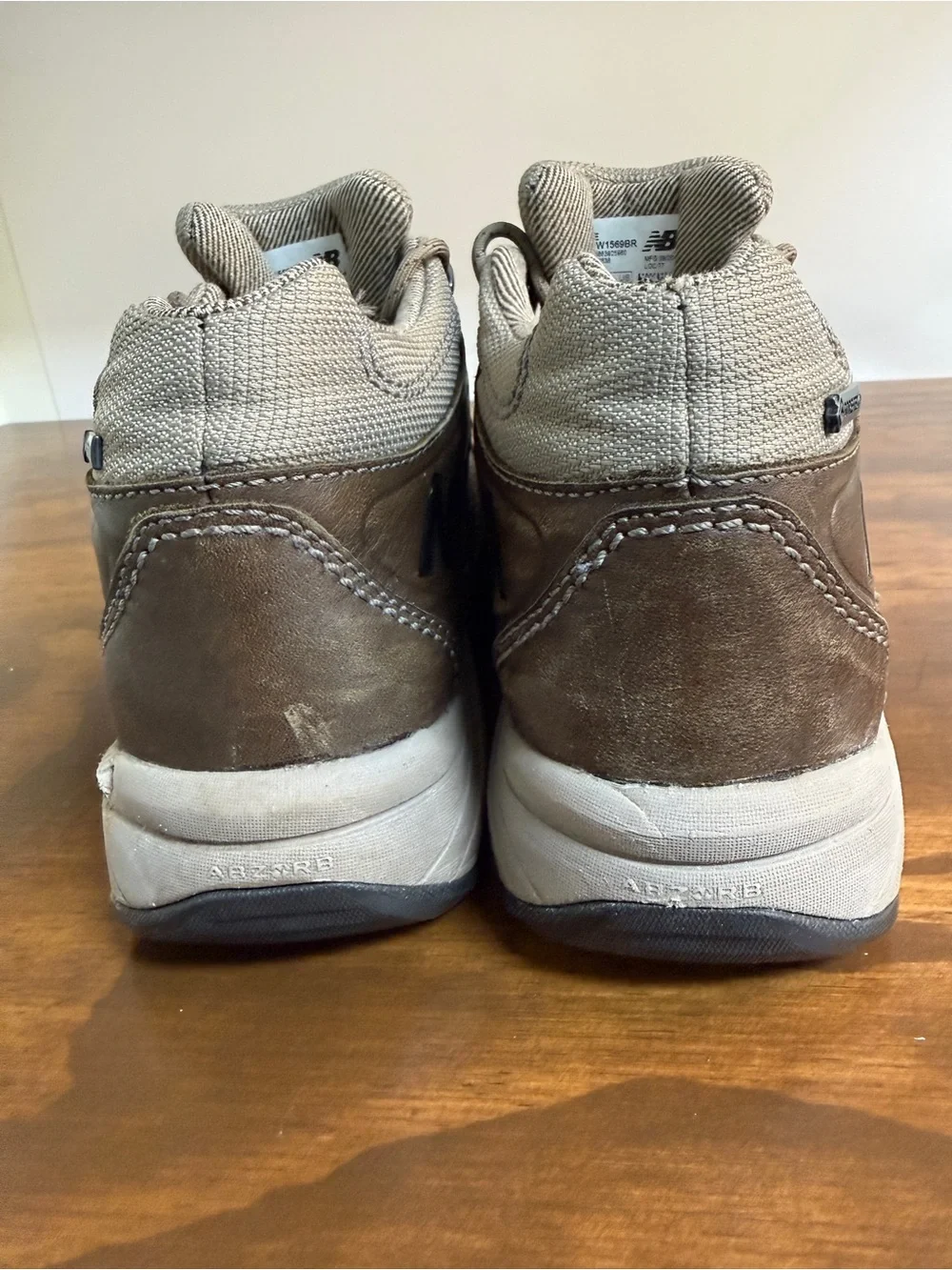 Women’s 7.5 New Balance GORETEX Hiking Shoes, Brown Waterproof